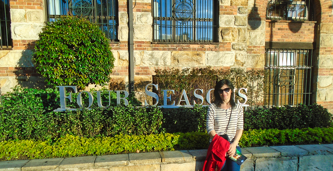 An image of my wife in the front of Hotel Four Seasons Bogota
