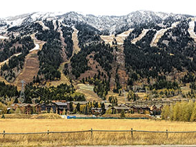 The image of the small village and mountains