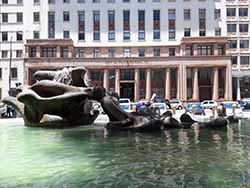 The 7.8 kg golden nugget: the Hollard street fountain.