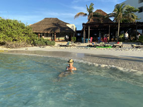 Image of Habaneros restaurant on the beach